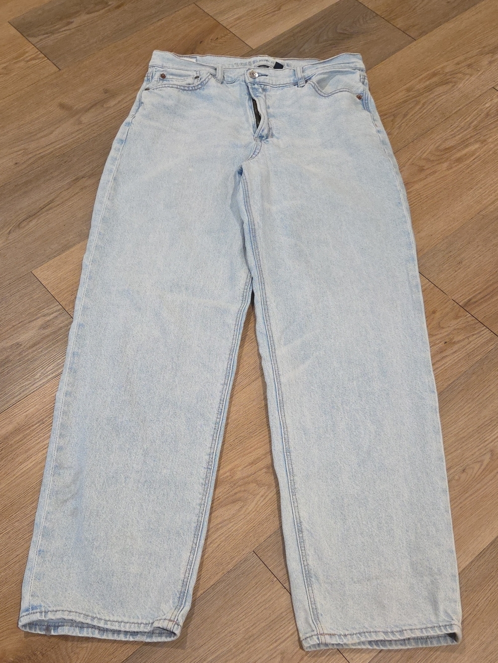 Light Wash Women’s High-Rise Straight Jeans